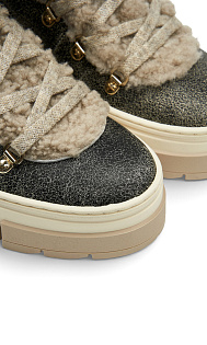 Ботинки из кожи и меха