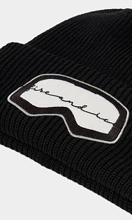 Шерстяная шапка с нашивкой