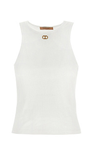 Топ в рубчик с металлическим логотипом