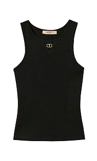 Топ в рубчик с металлическим логотипом